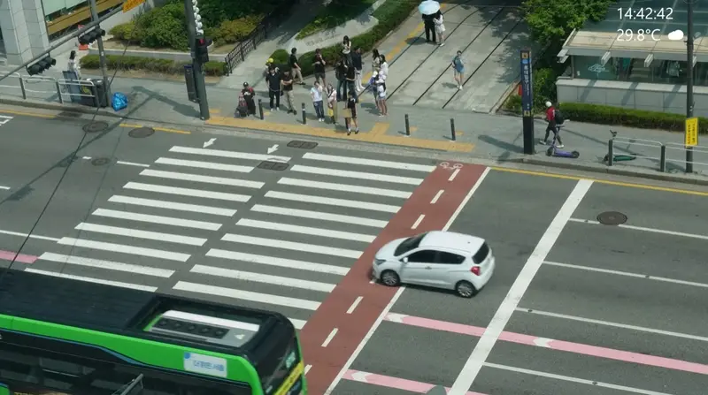 首尔弘大入口站路口的实时画面（夏日午后）